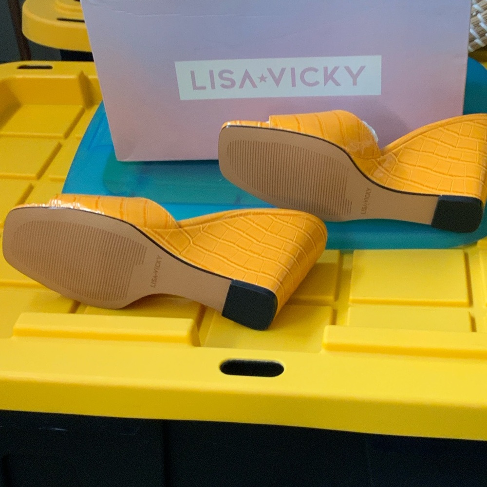 Lisa Vicky Mustard Yellow Croc-Embossed Wedged Sandals - Picture 6 of 7